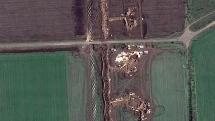 Satelliten-Aufnahmen russischer Verteidigungsanlagen in Cherson, östlich des Flusses Dnjepr.