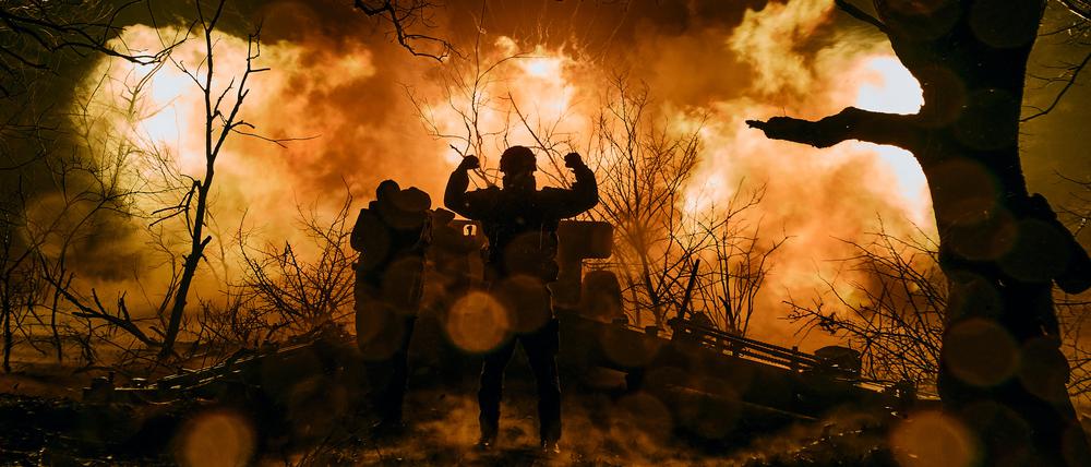 Ukrainische Soldaten feuern mit Artillerie auf russische Stellungen in der Nähe von Bachmut.