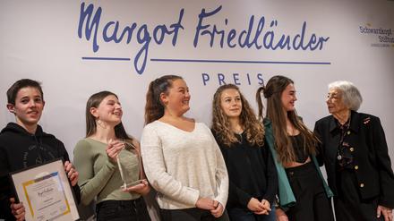 Margot Friedländer, Holocaust-Überlebende, gratuliert bei der Verleihung des Margot-Friedländer-Preises Schülern der Gesamtschule Waldbröl. Der Preis der Schwarzkopf-Stiftung Junges Europa geht an Schüler und Schülerinnen aus ganz Deutschland, die sich gegen Antisemitismus und für eine zukunftsfähige Erinnerungskultur einsetzen. 