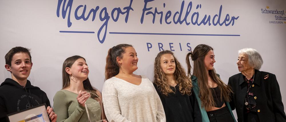 Margot Friedländer, Holocaust-Überlebende, gratuliert bei der Verleihung des Margot-Friedländer-Preises Schülern der Gesamtschule Waldbröl. Der Preis der Schwarzkopf-Stiftung Junges Europa geht an Schüler und Schülerinnen aus ganz Deutschland, die sich gegen Antisemitismus und für eine zukunftsfähige Erinnerungskultur einsetzen. 