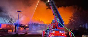 Am Müggelsee ist am Montagabend ein Supermarkt ausgebrannt.