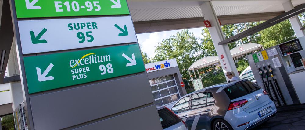 Kraftstoffangebot an einer Tankstelle. Um die Beimischung von Biosprit gibt es Streit in der Bundesregierung.