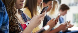 Ende 2021 besaßen 88,8 Prozent der über 14-Jährigen in Deutschland ein Smartphone. 