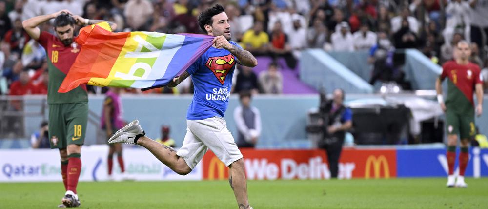 Flitzer im Lusail Stadion mit Regenbogen Flagge FIFA World Cup.