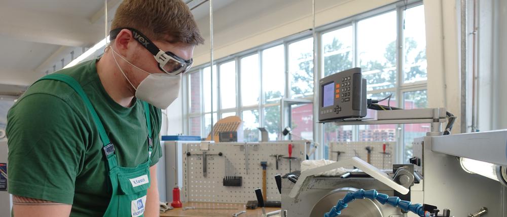 Ausbildung bei Schienenfahrzeugzulieferer Knorr Bremse in Berlin Marzahn im September 2021.