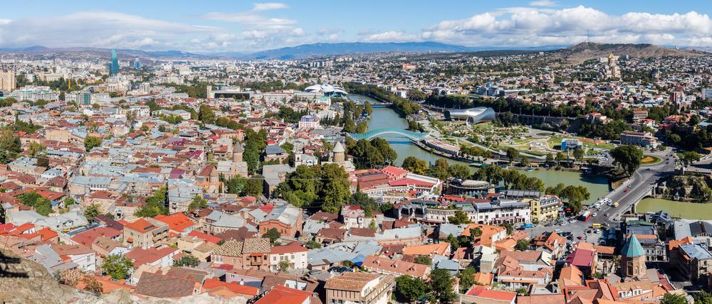 Die georgische Hauptstadt Tbilissi hat mehr als eine Million Einwohner. Sie liegt im Zentrum der Kaukasus-Landenge im östlichen Teil des Landes.