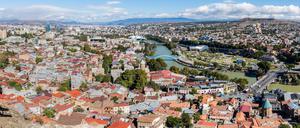 Die georgische Hauptstadt Tbilissi hat mehr als eine Million Einwohner. Sie liegt im Zentrum der Kaukasus-Landenge im östlichen Teil des Landes.