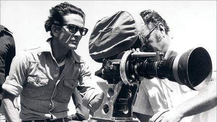 Pier Paolo Pasolini bei Dreharbeiten in Italien in den 1970er Jahren.