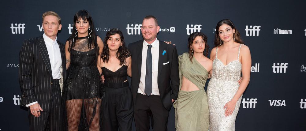 Matthias Schweighofer, Sara Mardini, Schauspielerin Manal Issa, Sven Spannekrebs, Schauspielerin Nathalie Issa and Yusra Mardini auf dem Roten Teppich.