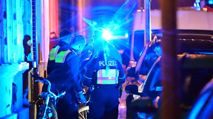 In der Krefelder Innenstadt ist am Montagabend ein Mann auf offener Straße erschossen worden.