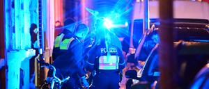 In der Krefelder Innenstadt ist am Montagabend ein Mann auf offener Straße erschossen worden.