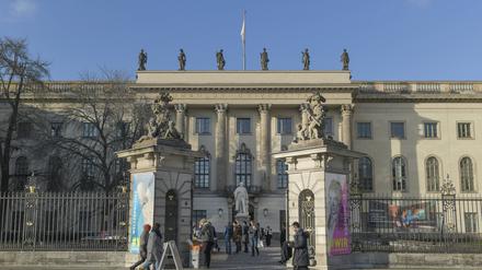 Das Hauptgebäude der Humboldt-Universität mit Studierenden und anderen Passanten.