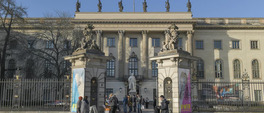 Das Hauptgebäude der Humboldt-Universität mit Studierenden und anderen Passanten.