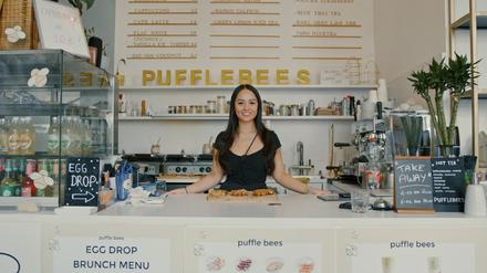 Die 25-jährige My Nguyen hat vor einem Jahr das Café Puffle Bees in Berlin-Mitte eröffnet.