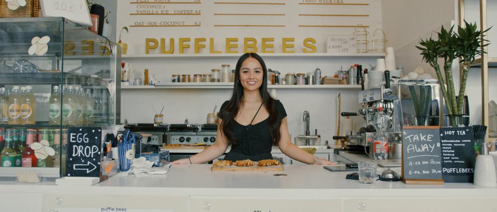 Die 25-jährige My Nguyen hat vor einem Jahr das Café Puffle Bees in Berlin-Mitte eröffnet.