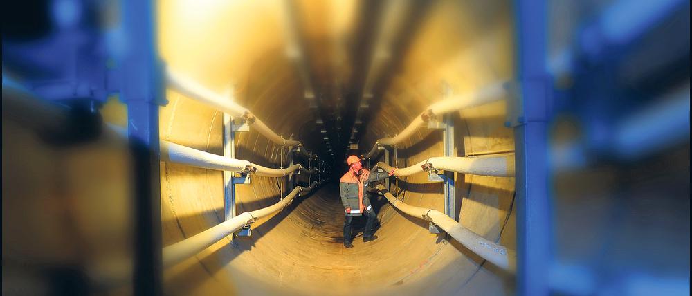 Unter Hochspannung: Ein Mitarbeiter des Netzbetreibers 50Hertz inspiziert am Umspannwerk Friedrichshain den vor elf Jahren fertiggestellten „380-KV-Tunnel“, der die Bezirke Mitte und Marzahn miteinander verbindet.