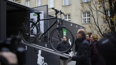 Infravelo-Geschäftsführer Arne Petersen demonstriert, wie man ein Rad in die obere Box bugsiert. 