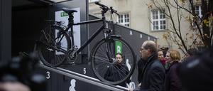 Infravelo-Geschäftsführer Arne Petersen demonstriert, wie man ein Rad in die obere Box bugsiert. 