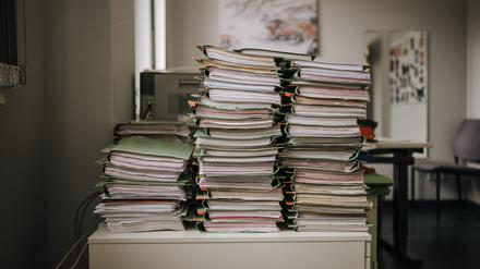 Papier wiegt schwer: In vielen Ämtern stapeln sich die Akten.