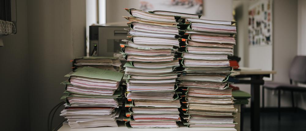 Papier wiegt schwer: In vielen Ämtern stapeln sich die Akten.