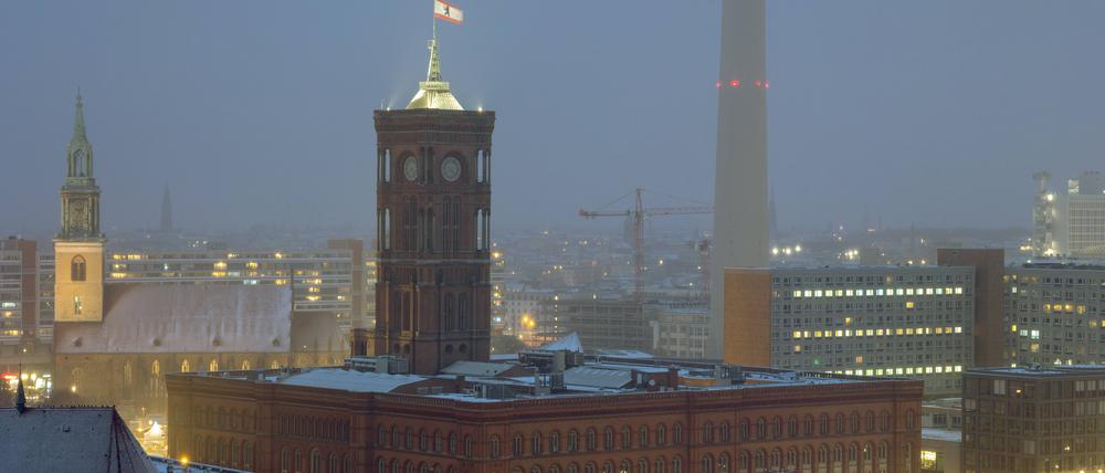 Abendstimmung nach Schneefall am Roten Rathaus in Berlin.