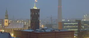 Abendstimmung nach Schneefall am Roten Rathaus in Berlin.