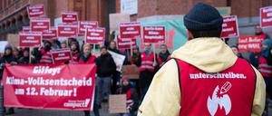 Die Initiative „Volksentscheid Berlin 2030 klimaneutral“ demonstrierte am Dienstag vor dem Roten Rathaus dafür, den Volksentscheid und die Abgeordnetenhauswahl am selben Tag stattfinden zu lassen.