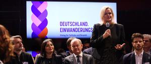 Innenministerin Nancy Faeser redet bei der Autaktveranstaltungsreihe Einwanderungsland Deutschland. Auch Bundeskanzler Olaf Scholz war dabei.