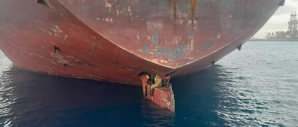 Der spanische Seenotrettungsdienst hat nach eigenen Angaben drei blinde Passagiere gerettet, nachdem sie mit dem Schiff von Nigeria dorthin gefahren sind.