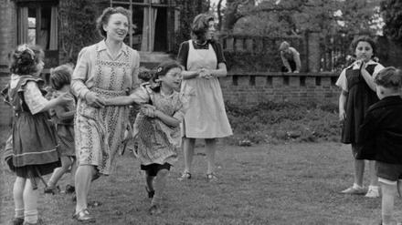 Jüdische Kinder in den War Nurseries von Weir Courtney, Lingfield, circa 1948. Links vorne die Betreuerin Manna Friedmann.