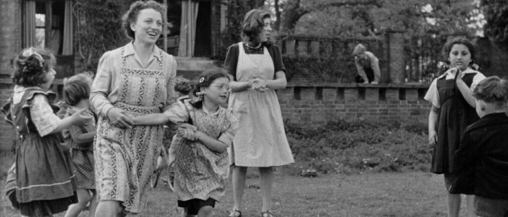 Jüdische Kinder in den War Nurseries von Weir Courtney, Lingfield, circa 1948. Links vorne die Betreuerin Manna Friedmann.