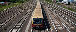 An S-Bahn train makes its way east in Berlin on August 12, 2021, as train drivers stage a strike. - German train drivers went on strike over wages, dealing a blow to summer holidaymakers and adding to logistics and supply problems already plaguing the industry. (Photo by John MACDOUGALL / AFP)