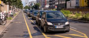 26.07.2020,Berlin,Deutschland,GER,Kantstraße,Neue Anordnung Auto Parkstreifen / Pop Up Fahrradstreifen *** 26 07 2020,Berlin,Germany,GER,Kantstraße,New Arrangement Car Parking Strip Pop Up Bicycle Strip 
