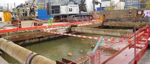 Auf der Baustelle der S-Bahn-Linie 21 werden ferngesteuerte Tauchbagger eingesetzt. Im Bild: Zur Kontrolle steht ein weiterer Bagger am Beckenrand. Foto: Klaus Kurpjuweit