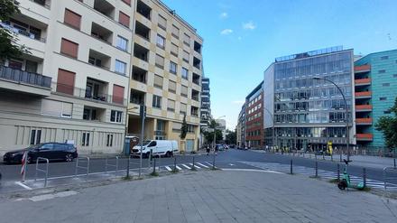 Fahrradbügel sichern eine Kreuzung im Bezirk Mitte. 