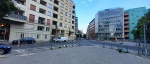 Fahrradbügel sichern eine Kreuzung im Bezirk Mitte. 
