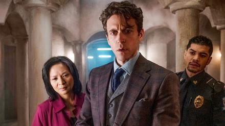 In jüngeren Jahren: Ashley Zukerman (Mitte) als Harvard-Professor Robert Langdon.