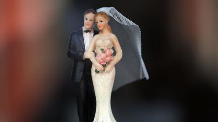 ARCHIV - ARCHIV - 12.10.2015, Nordrhein-Westfalen, Köln: Ein Hochzeitspaar aus Wachs steht auf einer Hochzeitstorte. In Nordrhein-Westfalen wird wieder häufiger geheiratet. (zu dpa «Wieder mehr Trauungen in NRW» vom 07.02.2018) Foto: Oliver Berg/dpa +++ dpa-Bildfunk +++
