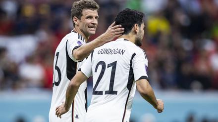 Gut gemacht, Kinders. Thomas Müller (l.) und Ilkay Gündogan.