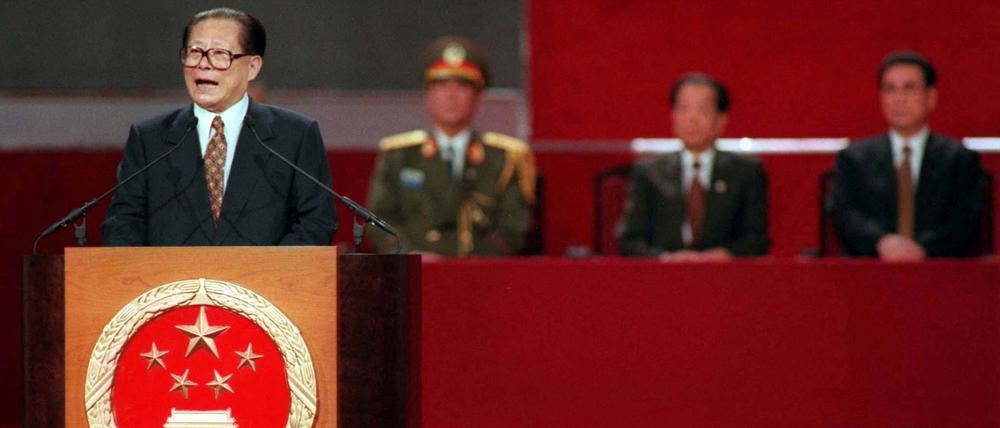 FILE PHOTO: Chinese President Jiang Zemin delivers his speech during the handover ceremony in Hong Kong at midnight July 1, 1997. REUTERS/Kimimasa Mayama/File Photo