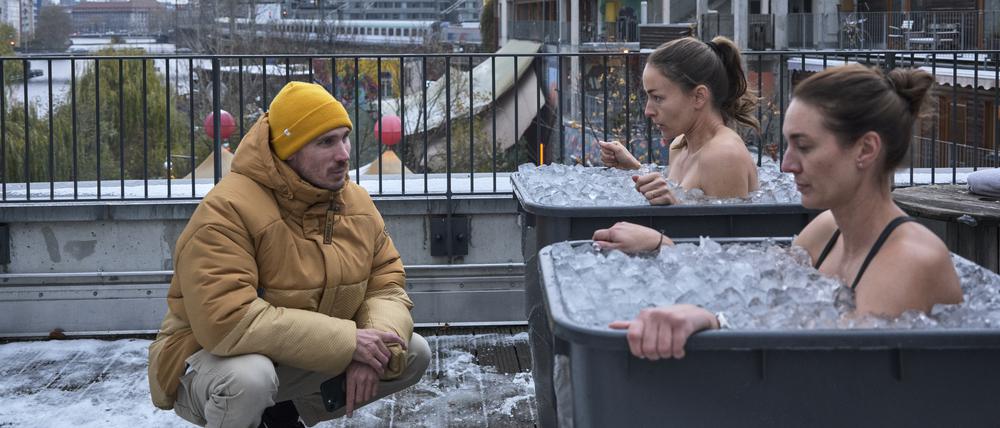 Moritz Ross leitet ein Meditation-Eisbad-Seminar auf dem Holzmarkt-Areal in Berlin-Friedrichshain.
