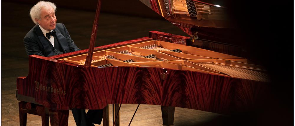 András Schiff an seinem eigens für ihn gebauten Flügel von Bösendorfer.
