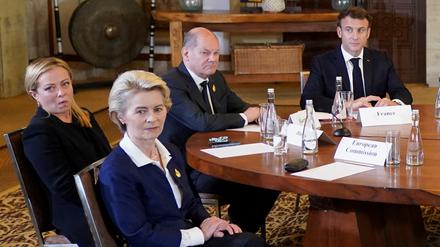 Vereint getrennt: EU-Kommmissionspräsidentin Ursula von der Leyen, Italiens Premier Giorgia Meloni, Bundeskanzler Olaf Scholz und Frankreichs Präsident Emmanuel Macron vor einer Dringlichkeitssitzung im Ukrainekrieg während des G20-Gipfels auf Bali im November.