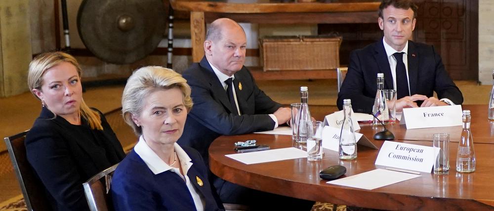 Vereint getrennt: EU-Kommmissionspräsidentin Ursula von der Leyen, Italiens Premier Giorgia Meloni, Bundeskanzler Olaf Scholz und Frankreichs Präsident Emmanuel Macron vor einer Dringlichkeitssitzung im Ukrainekrieg während des G20-Gipfels auf Bali im November.