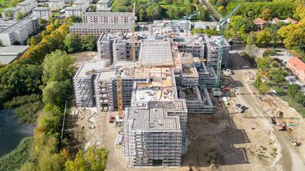 Die 15. Sekundarschule an der Allee der Kosmonauten (hier 2023) wurde im Frühjahr 2024 fertig. Hier sollen Siebtklässler übergangsweise unterkommen, bis die 16. Sekundarschule fertig ist.