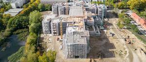 An vielen Stellen in Berlin entstehen neue Schulen. Dabei sollen noch länger niedrigere Klimaschutzstandards gelten.