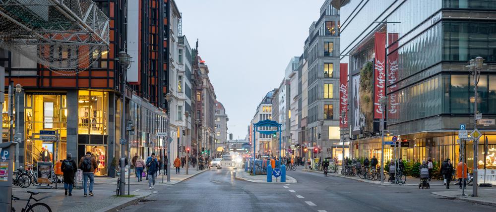 Die Friedrichstraße ist eine der wichtigsten Einkaufsstraßen. Die Grünen wollen die Straße für den Autoverkehr sperren, die Wirtschaft ist dagegen.