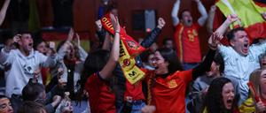 Spanische Fans schauen in Madrid das Spiel gegen Deutschland.