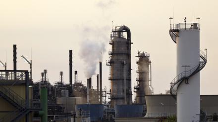 Industrieanlagen wie in Godorf erzeugen hohe CO2-Emissionen. Das CCS-Verfahren soll helfen diese zu reduzieren.