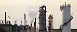 Industrieanlagen wie in Godorf erzeugen hohe CO2-Emissionen. Das CCS-Verfahren soll helfen diese zu reduzieren.